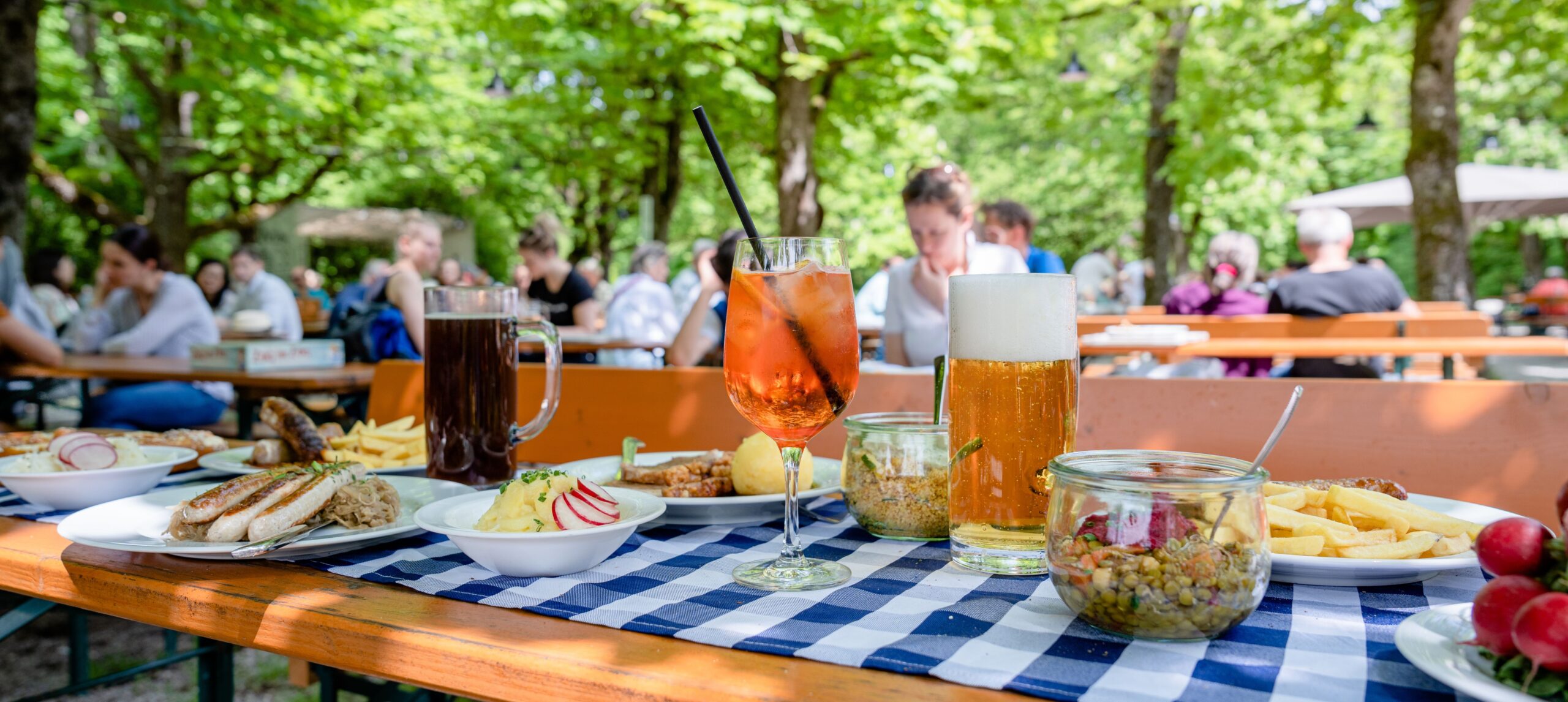 Ein gedeckter Tisch im Biergarten