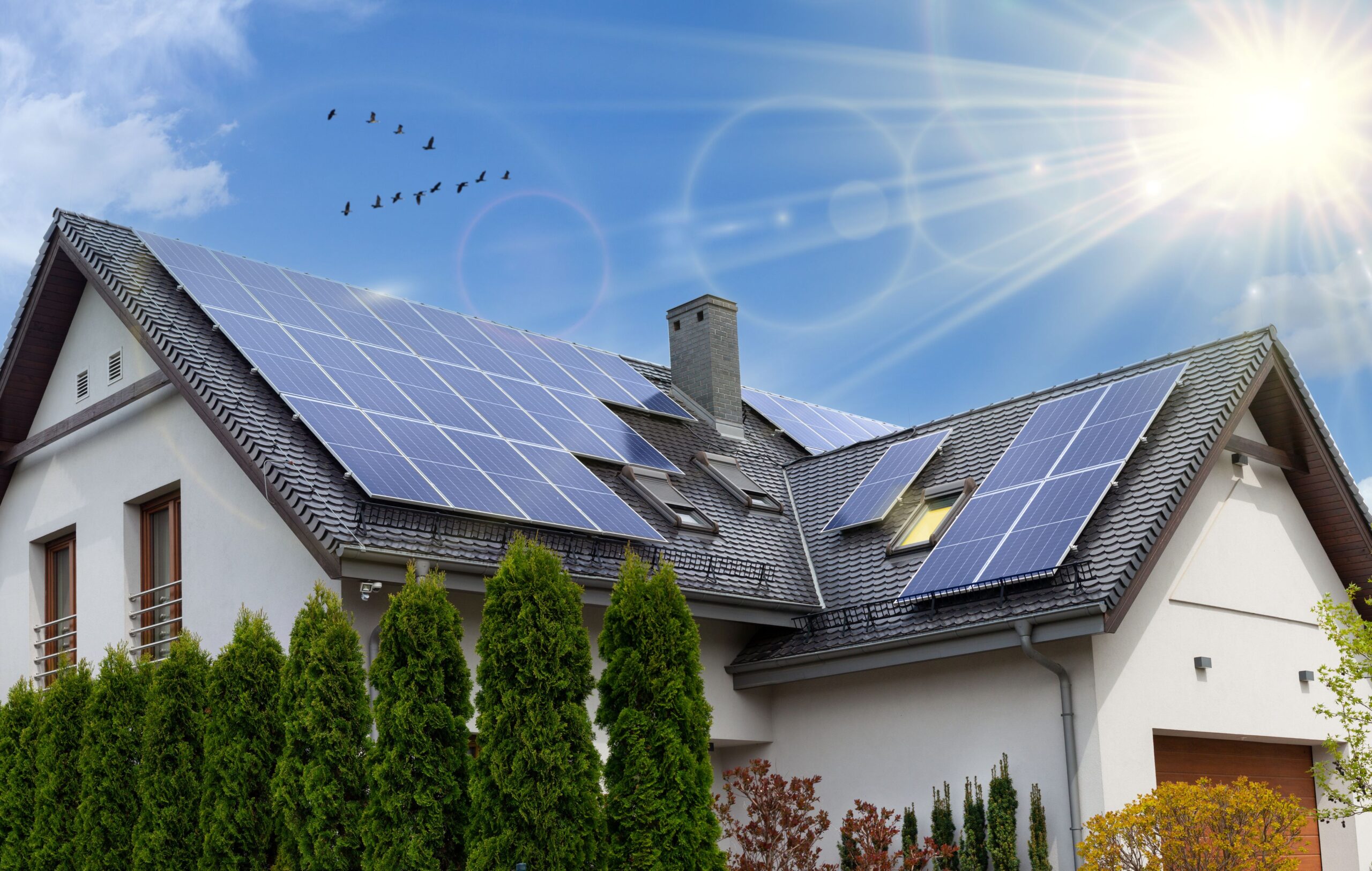 Einfamilienhaus mit Photovoltaikanlage auf Satteldach bei Sonnenschein in Duisburg