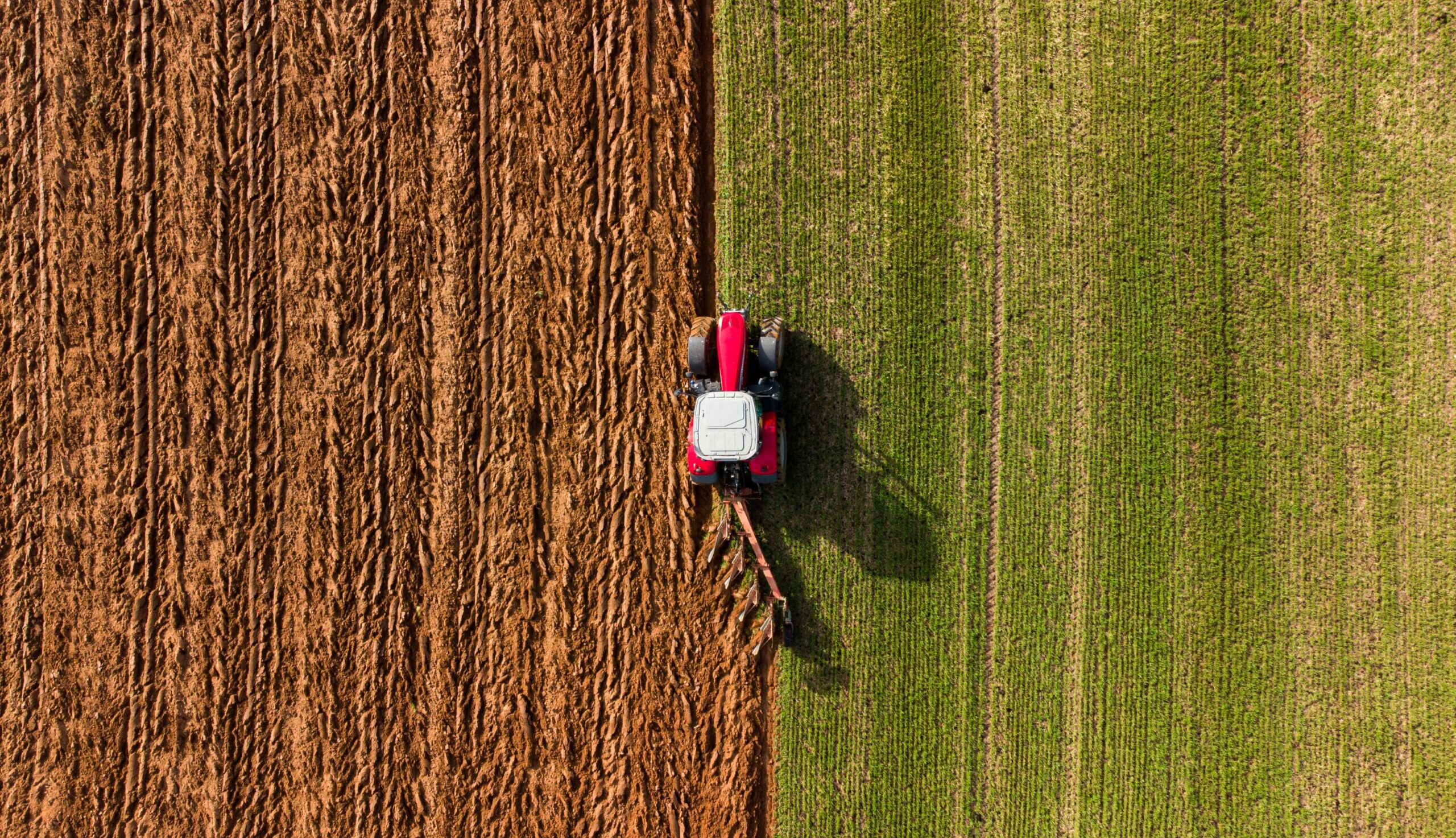 Ein Traktor, der ein Feld effizient bearbeitet