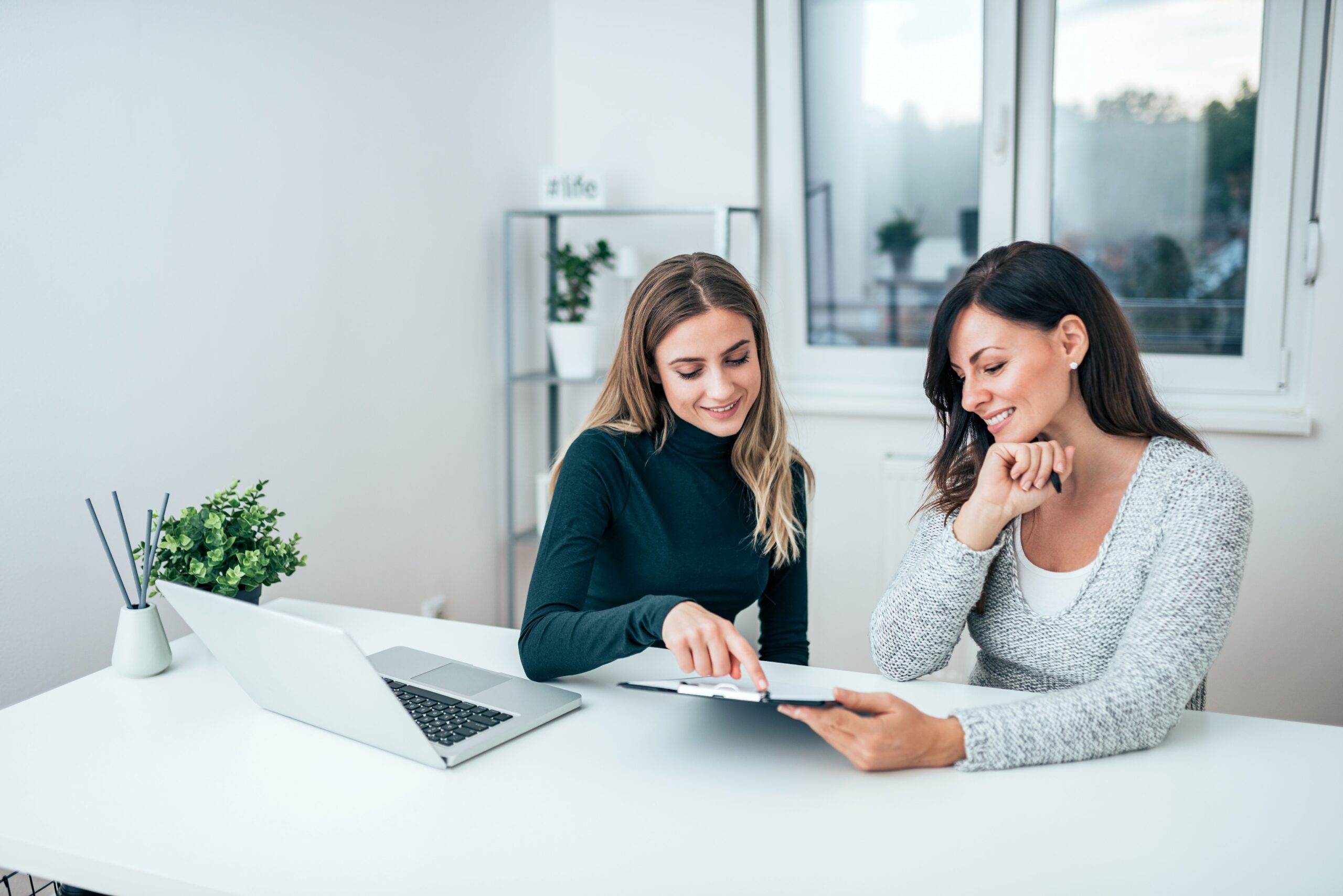 Zwei Frauen im Gespräch während einer Coaching-Sitzung