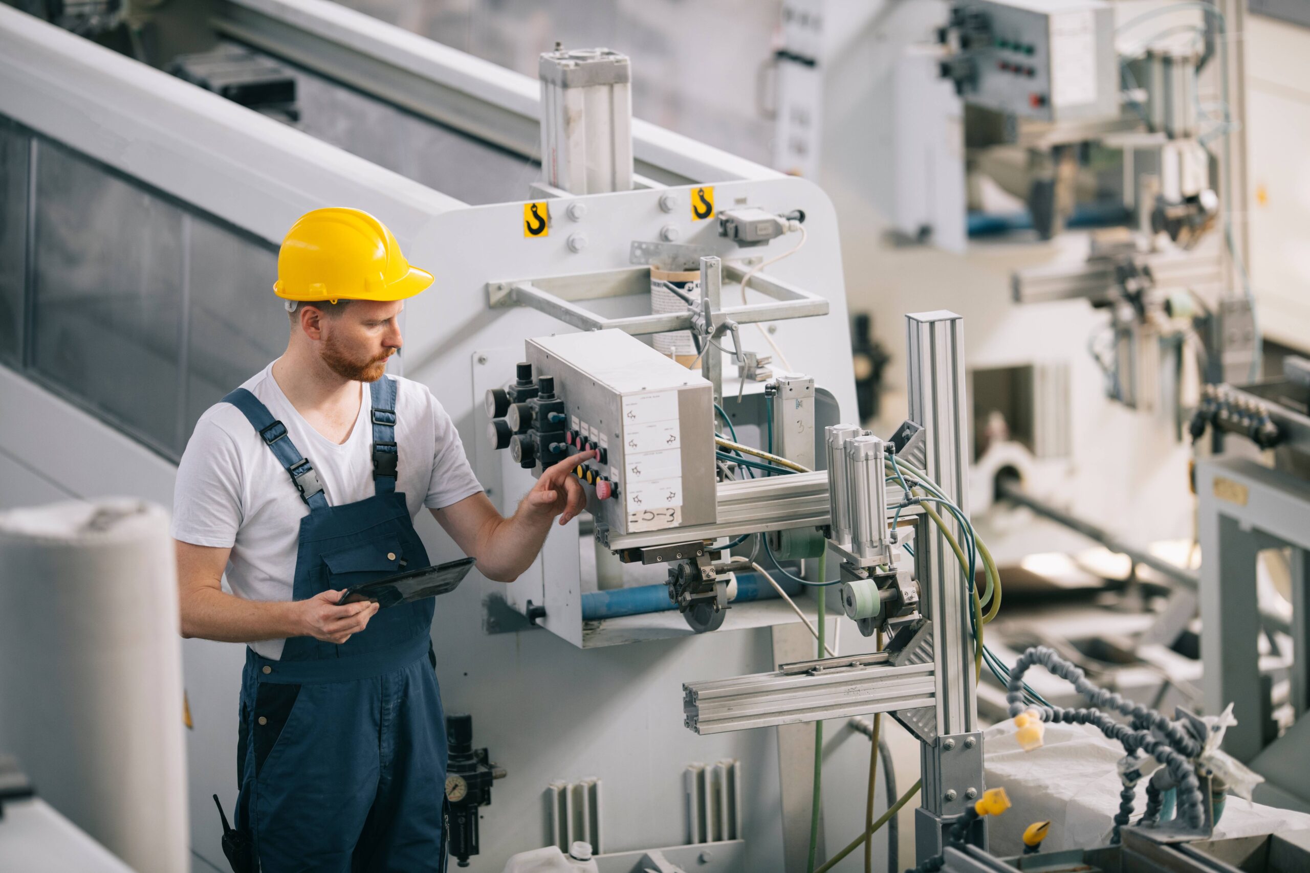 Ein Mann der in der Industrie arbeitet