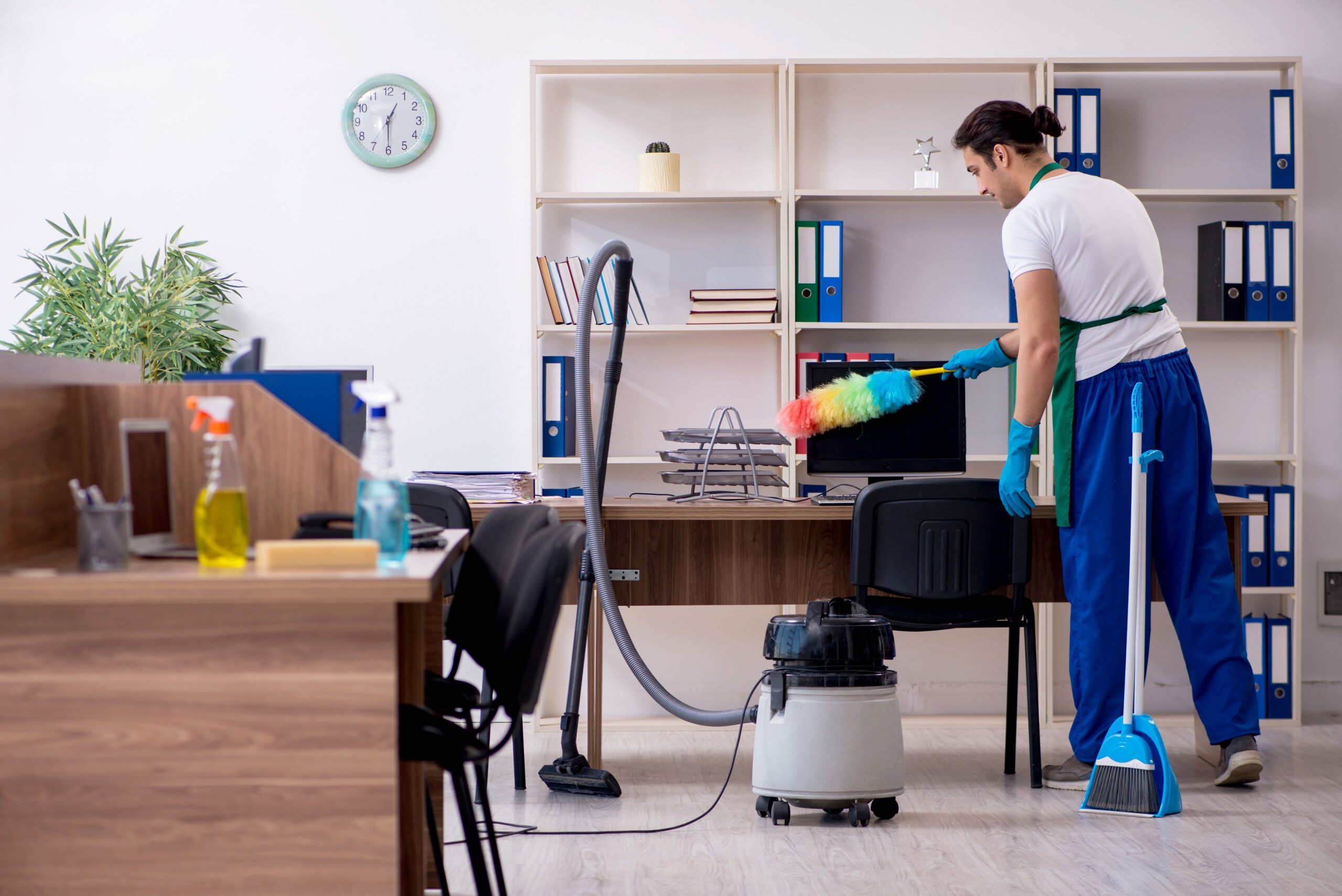 Eine Person putzt ein Büro