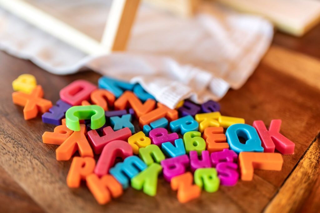 Logopaedie Herdecke: Bunte Buchstaben symbolisieren kindliche Sprachentwicklung und fruehzeitige Foerderung