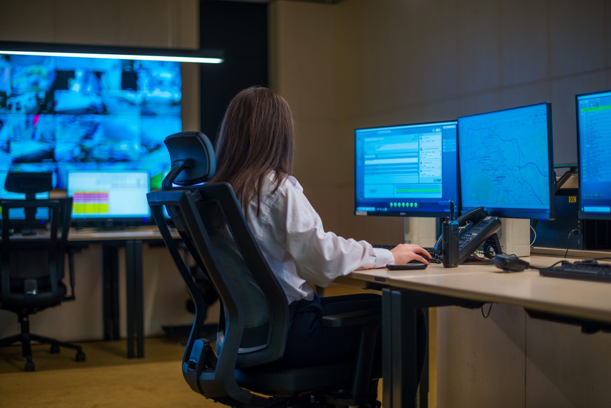 Arbeitsplatz mit mehreren Monitoren zur digitalen Überwachung von Prozessen im Zoll- und Logistikbereich mithilfe moderner Zollsoftware