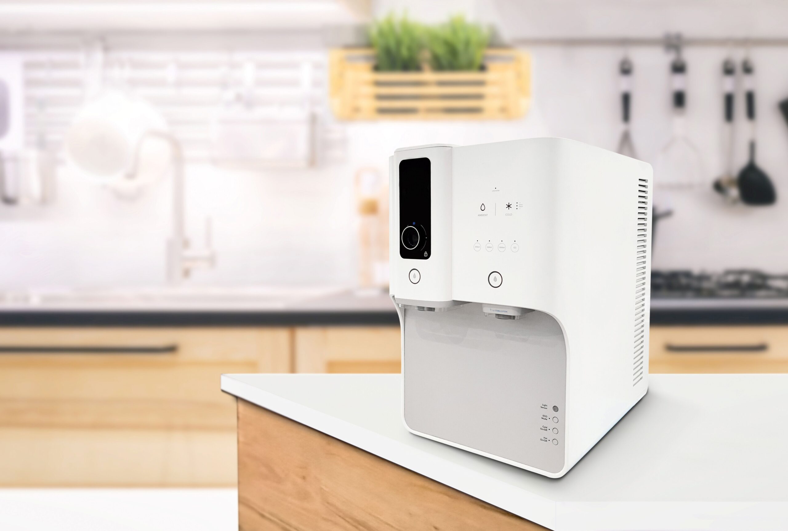 Moderne Auftisch Osmoseanlage auf Küchentheke